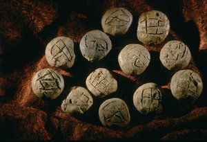 Runde Bullae; Artefakt, Oxus-Zivilisation; Turkmenistan; Gonor Depe Fundstätte; Victor Sarianidi, 2004 (Foto) von Kenneth Garrett