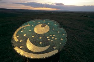Himmelscheibe, ausgerichtet zur Verfolgung der Sommer- und Wintersonnenwenden mit fernen Landmarken