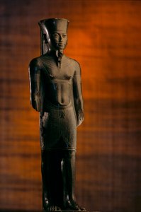 Statue von Amun mit den Zügen von Tutanchamun