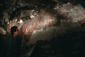 William Saturno inspiziert Wandgemälde; San Bartolo; Guatemala; Maya