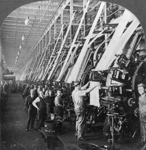 Gesamtansicht eines großen Druckraums in einer Baumwollfabrik, Lawrence, Massachusetts, USA, 20. Jahrhundert von Keystone View Company