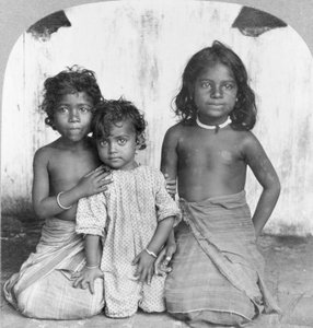 Porträt von drei jungen singhalesischen Mädchen, ca. 1905 (s/w Foto)