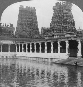 Heiliger Goldener Liliensee und Pagoden - Großer Tempel zu Siva, Madura, Südindien, 1901