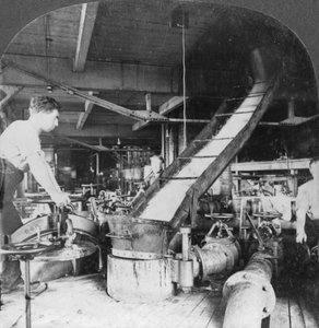 Zuckerrübenbrei und Saft fließen von Tank zu Tank, Montreal, Kanada, frühes 20. Jahrhundert von Keystone View Company