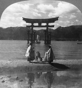 Das berühmte Seegirt Torii von Miyajima. Malerisches Tor zum berühmten Shinto-Schrein, Japan