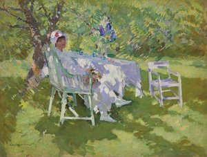 Eine Dame in Weiß im Garten sitzend