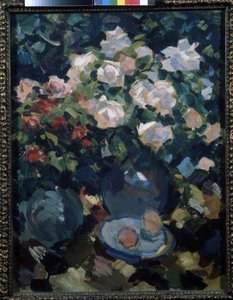 Rosen in einem blauen Krug