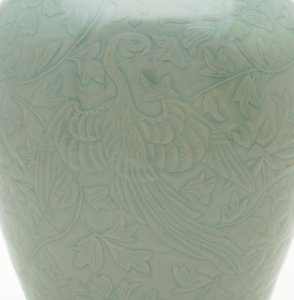 Flasche (maebyeong) mit geschnitztem und eingraviertem Design von zwei Phönixen und Pfingstrosenranken, Mitte des 12. Jahrhunderts