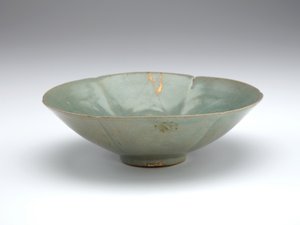 Schale mit geformter sechslappiger Form und Pfingstrosen-Design von Korean School