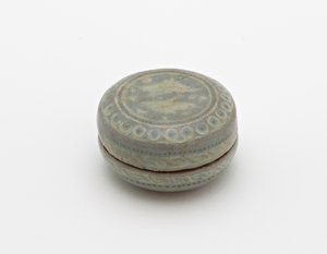Box mit eingelegtem Design von Paar-Kranichen und Wolken, erste Hälfte des 13. Jahrhunderts von Korean School