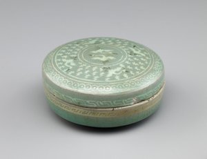 Bedeckter Kasten mit eingelegtem Design von Kranichen und Wolken, zweite Hälfte des 13. Jahrhunderts (Steinzeug mit weißen und schwarzen Einlagen unter Celadonglasur) von Korean School