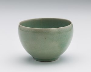 Tasse mit eingravierter Blumendekoration