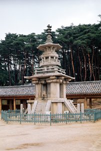 Tabo-tap (Pagode von Prabhutaratna), Teil des Pulkuk-sa Tempelkomplexes, erstmals errichtet 528, erweitert 751 und nach einem Brand 1612-59 wiederaufgebaut von Korean School