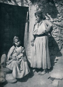 Kabylische Frauen an der Tür ihrer Behausung nahe der Mittelmeerküste, Algerien, 1912 von Kuhn