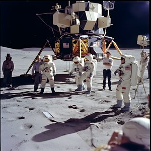 Gruppe von Menschen mit TV-Kamera, die die Fälschung des Apollo 11-Projekts zeigen sollen 1 von Kurt Heppke