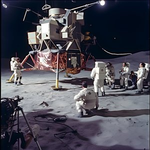 Gruppe von Menschen mit TV-Kamera, die die Fälschung des Apollo 11-Projekts zeigen sollen