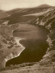 Der große Teich und die Schneekoppe (Riesengebirge) (s/w Foto)