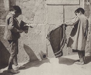 Spanien: Jungen spielen Stierkampf von Kurt Hielscher