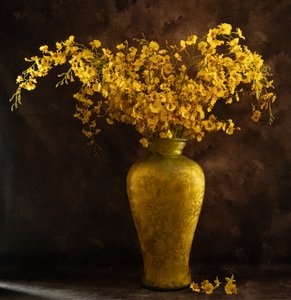 Goldene Blumen in Vase