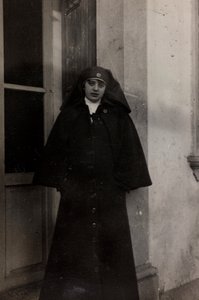 Album des Ersten Weltkriegs in Friaul-Julisch Venetien: Porträt der Rotkreuzschwester Elena Bianconcini in der Villa Brazzà, Heimat des 17. Kriegslazaretts in Soleschiano Manzano von L. Verdiani