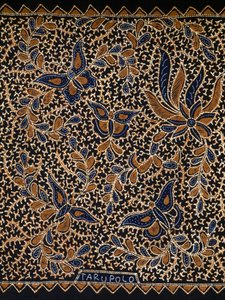 Batik mit traditioneller Schmetterlings- und Blumendekoration, Java, Indonesien (Detail)