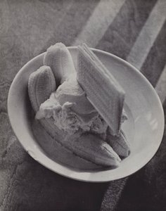 Bananenbrei, Der Kaviar von Eton (s/w Foto) von Laszlo Moholy Nagy