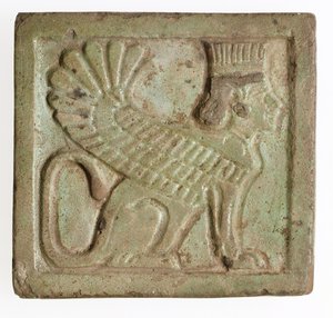 Plakette mit geflügelter persischer Sphinx, ca. 525-401 v. Chr. (geformte Fayence)