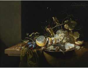 Stillleben mit Haselnüssen, Trauben, Austern und anderen Lebensmitteln auf einem drapierten Tisch