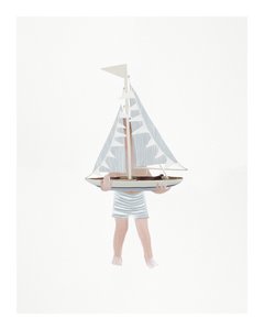 Junge mit Segelboot, ca. 2018