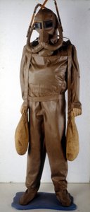 Modell eines Anzugs nach dem Entwurf von Leonardo da Vinci (1452 - 1519). Museum für Wissenschaft und Technik, Mailand von Leonardo da (after) Vinci