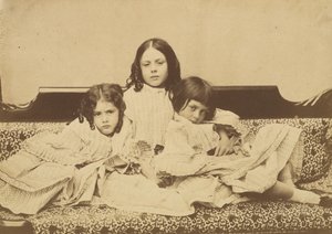 Edith, Ina und Alice Liddell auf einem Sofa, Sommer 1858