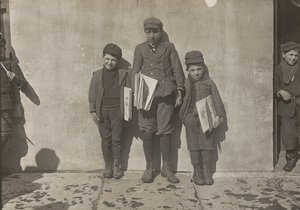 John Pento, 14 Jahre alt, Daniel und Angelo Pento, 7 Jahre alt, verkaufen Zeitungen, Hartford, Connecticut von Lewis Hine