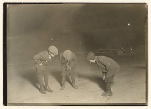 Ein Mitternachtswürfelspiel von Lewis W. Hine