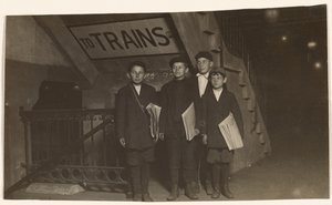 [Vier Zeitungsjungen am Eingang zur U-Bahn, New York City] von Lewis W. Hine