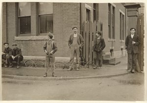 Gruppe von Männern und Jungen draußen versammelt von Lewis W. Hine