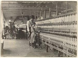 [Mann mit Mädchen an der Spinnmaschine, Baumwollmühle in South Carolina]