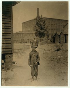 Der 12-jährige Eddie Norton verdient etwa 40 Cent pro Tag als Feger in der Saxon Mill, Spartanburg, South Carolina, 1912