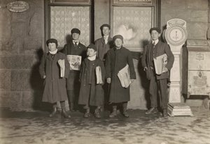 20:30 Uhr. Gruppe von Zeitungsjungen, die am Bahnhof in Hartford, Connecticut, verkaufen. Kleinster Junge 11 Jahre alt. von Lewis Wickes Hine