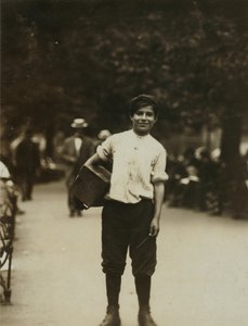 Ein junger Schuhputzer arbeitet am Union Square, New York City von Lewis Wickes Hine