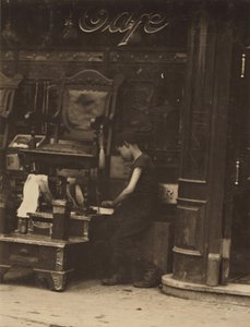 Ein junger Schuhputzer arbeitet in der Canal Street in New York City von Lewis Wickes Hine