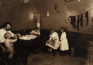 Annie Fedele arbeitet an Häkelarbeiten in der Küche ihrer Mietwohnung in Sommerville, Massachusetts von Lewis Wickes Hine