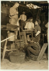 Bläser und Formjunge bei Seneca Glass Works, Morgantown, West Virginia, 1908