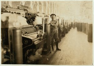 Junge beim Kehren bei Kardiermaschinen in den Lincoln Cotton Mills, Evansville, Indiana, in Strümpfen auf einem rutschigen Boden, 1908 von Lewis Wickes Hine