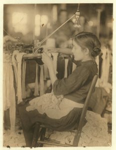 Cherokee Strumpffabrik, Rom, Georgia, beschäftigt Dreher und Schlingenmacher im Alter von 8 und 9 Jahren, 1913 von Lewis Wickes Hine