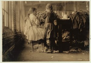 Kinderräfler und -schleifer in den Loudon Hosiery Mills, Tennessee, 1910 von Lewis Wickes Hine