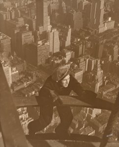 Aufstieg auf die Balken des Empire State Buildings - 100 Stockwerke hoch von Lewis Wickes Hine