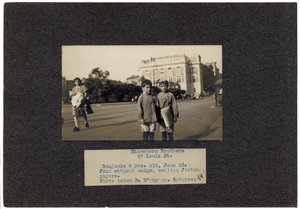 Eisenberg Brothers, 27 Lewis Street, New York City, ca. 1910-13 von Lewis Wickes Hine