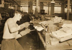 Fabrikarbeiter bei der Paragon Rubber Company, Massachusetts, 1936 von Lewis Wickes Hine