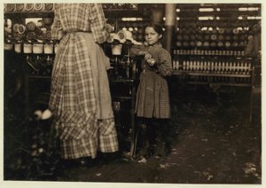 Fannie, 48 Zoll groß, 7 Jahre alt, eines von 19 Kindern, die ihrer Schwester in Elk Mills, Fayetteville, Tennessee, 1910 helfen