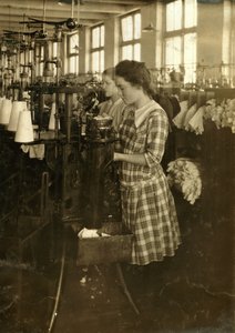 Mädchen, die in den Ipswich Mills in Boston, Massachusetts, Strümpfe herstellen von Lewis Wickes Hine
